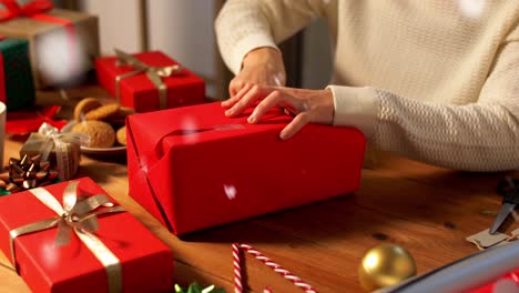 Frau-Zeigt-Weihnachtsgeschenk-In-Kraftpapier-Mit-Roter-Schleife.-Vertikales-Video.-Frau-Zeigt-Weihnachtsgeschenk-In-Kraftpapier-Mit-Roter-Schleife.-Lächelnde-Frau-Hält-Neujahrsgeschenkbox.-Frohe-Weihnachten-Oder-Ein-Glückliches-Neues-Jahr-2025-Feiern.-Vertikales-Video