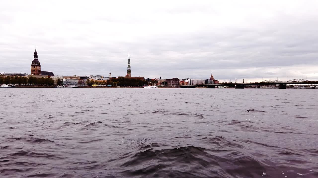aguas turbulentas del río dauguva con el horizonte de la ciudad de riga en la distancia