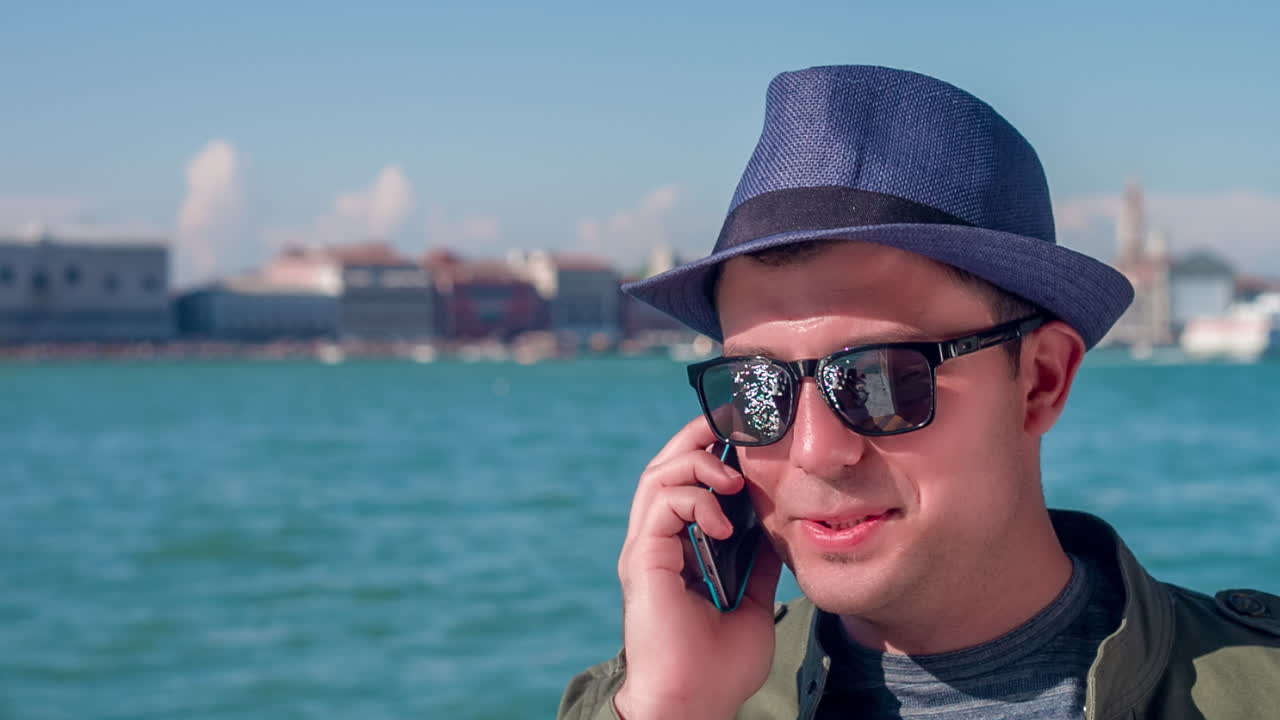 베네치아에서 전화로 이야기하는 남자