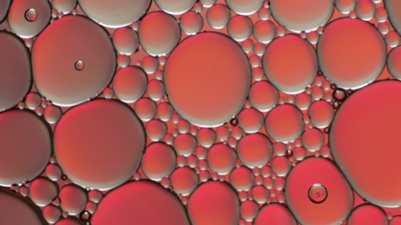 물 위에 떠다니는 기름방울의 다채로운 예술적.