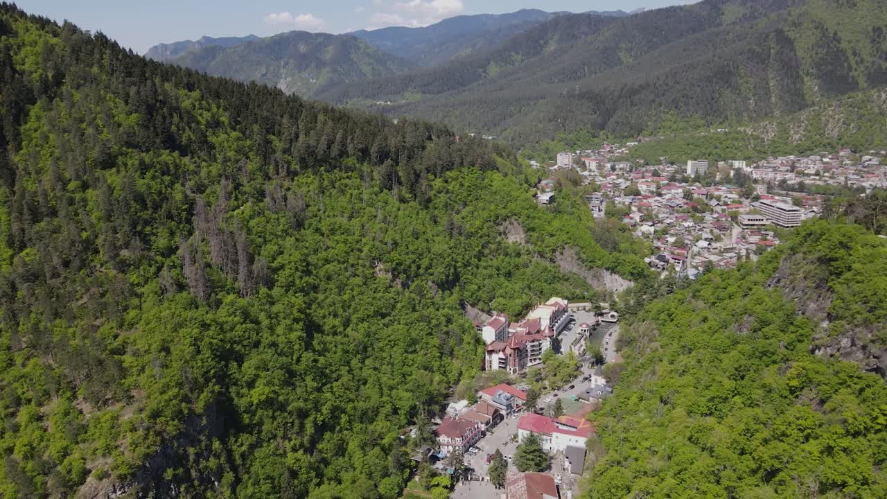 vista superior de la ciudad de borjomi rodeada de montañas bosque árboles valle