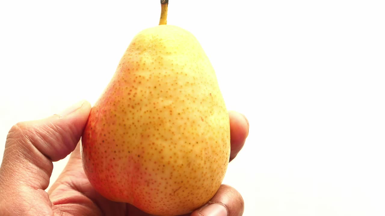 la mano con una pera