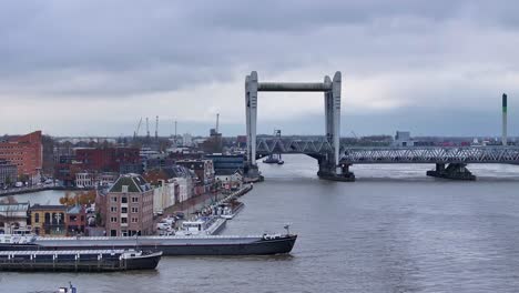 puente ferroviario, ciudad de dordrecht, estructura llamativa que se extiende sobre el agua del río