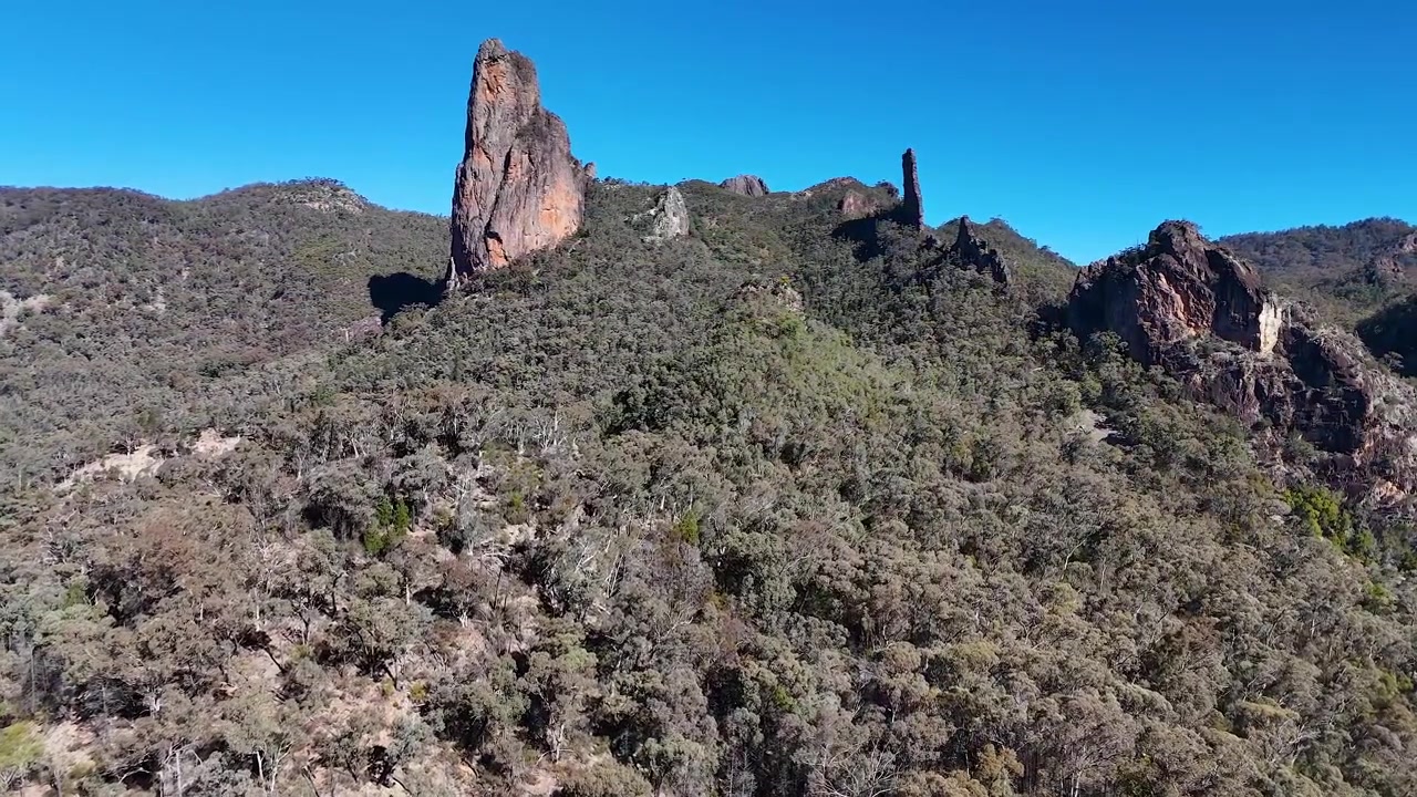 Toma aérea panorámica de la formación rocosa Breadknife en el Parque Nacional Warrumbungle, Australia.
