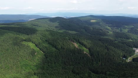 Timelapse-Mientras-La-Cámara-Gira-Sobre-Las-Montañas-Con-Una-Vista-De-Otras-Montañas-Y-Valles-En-El-Horizonte