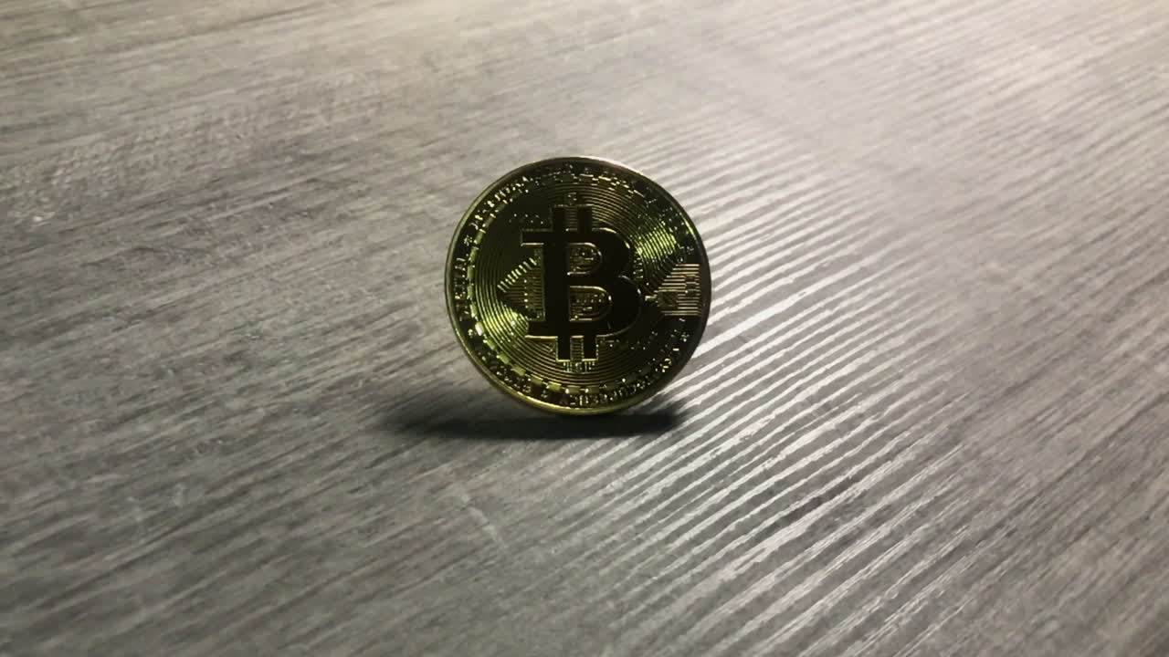 relámpago revelando el bitcoin desde la oscuridad