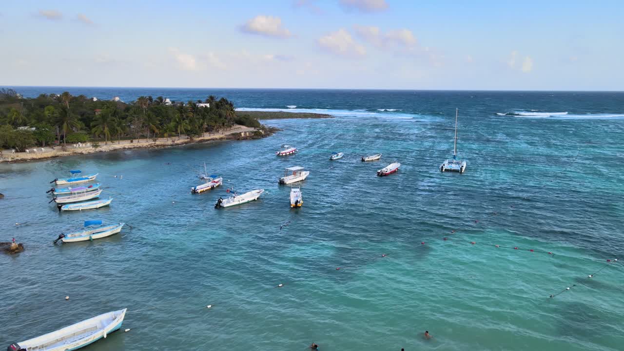 Ripresa con drone della costa di Akumal con barche che galleggiano.