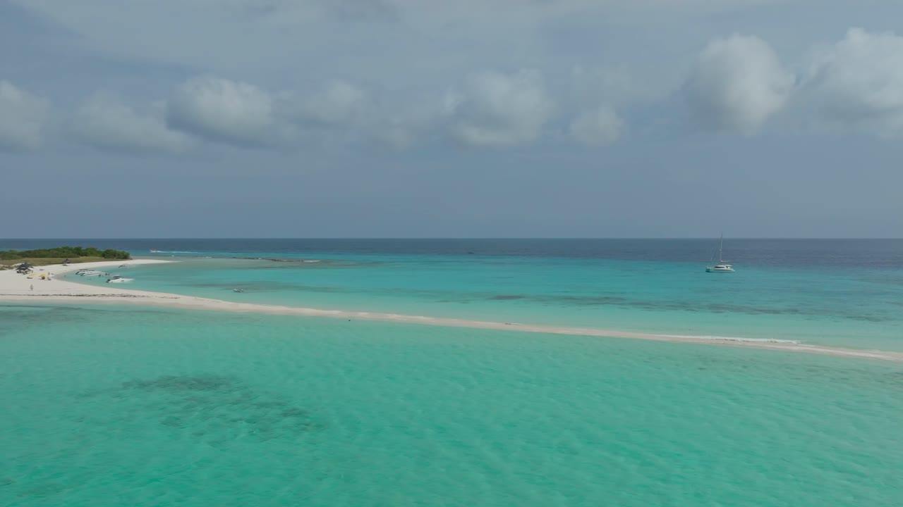 Il bellissimo ponte di terra e banco di sabbia di Cayo Agua in Venezuela.