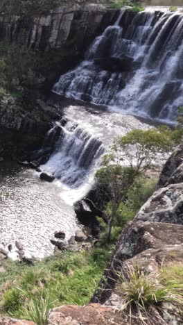 cascadas en cascada en medio de una vegetación vibrante