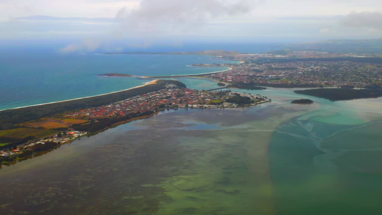 vista aérea de la isla windang entre el lago illawarra y el océano pacífico en la costa sur, nsw, australia