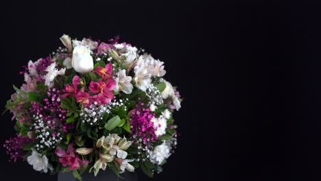 arrangement de fleurs blanches et roses slider shot roses lily