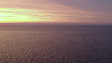 Toma-De-Dron-De-4k-De-Una-Hermosa-Puesta-De-Sol-Junto-Al-Agua-Del-Océano-Junto-A-Una-Playa-En-Suecia