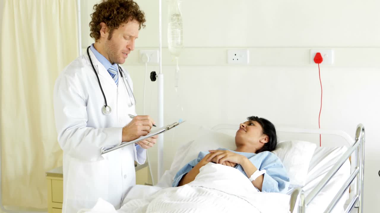 el médico hablando con el paciente enfermo en la cama