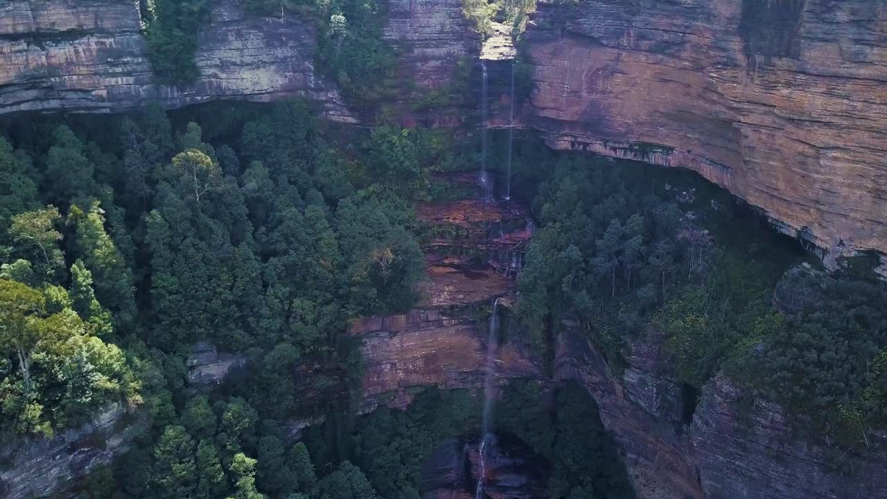 una vista dramática de las cataratas de wentworth en el flujo, las montañas azules nsw australia