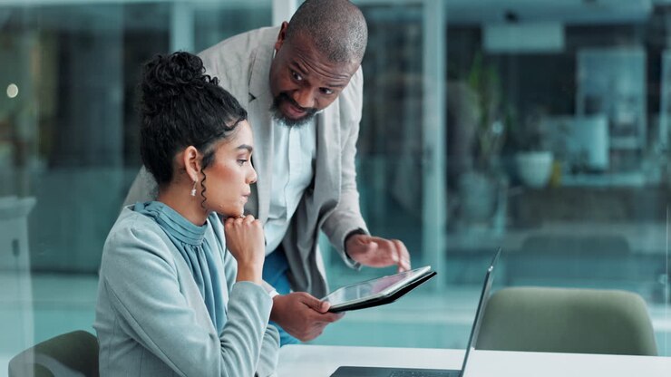 Professionisti che collaborano in ufficio