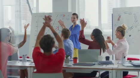 Colega-Multiétnico-Celebrando-La-Oficina-De-éxito.-Gente-De-Negocios-Aplaudiendo