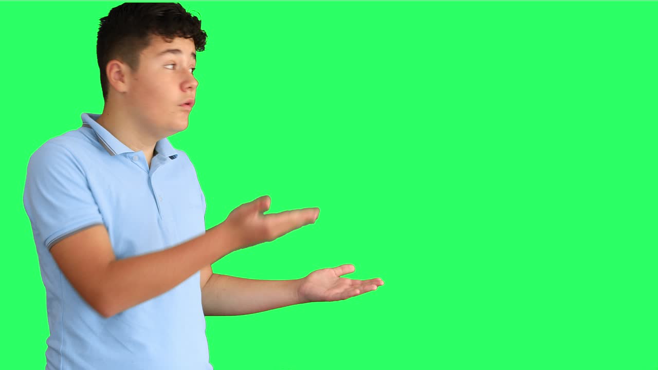 초록색 스크린 배경에서 박수를 치는 십대 소년