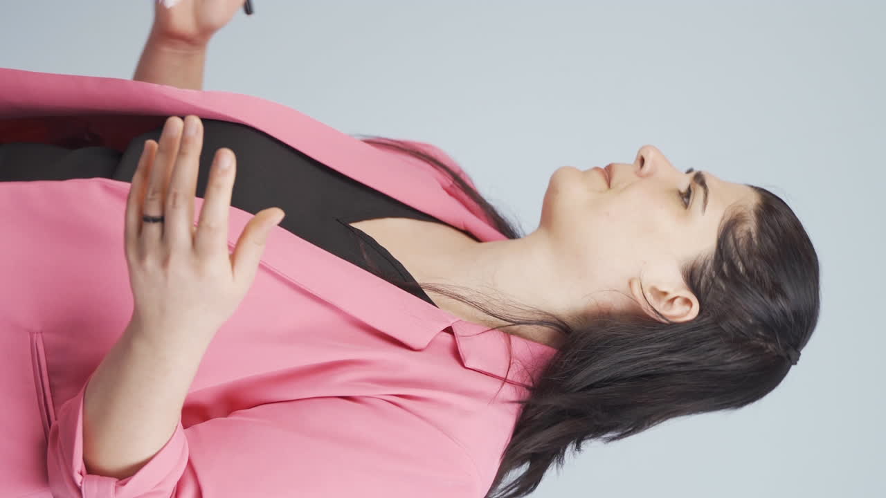 신경 ⁇ 약을 겪고 있는 사업가의 수직 영상입니다.