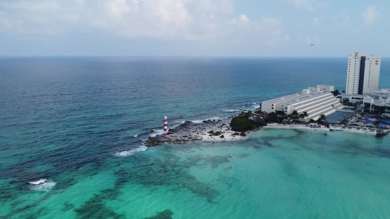 Vista aerea del Faro di Punta Cancun, un simbolo iconico a Cancun, Messico, circondato da una vista panoramica delle acque turchesi del Mar dei Caraibi