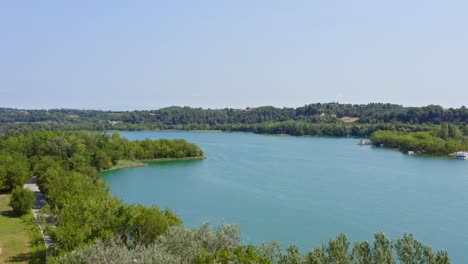 Vista-Aérea-Panorámica-Del-Impresionante-Lago-De-Banyoles