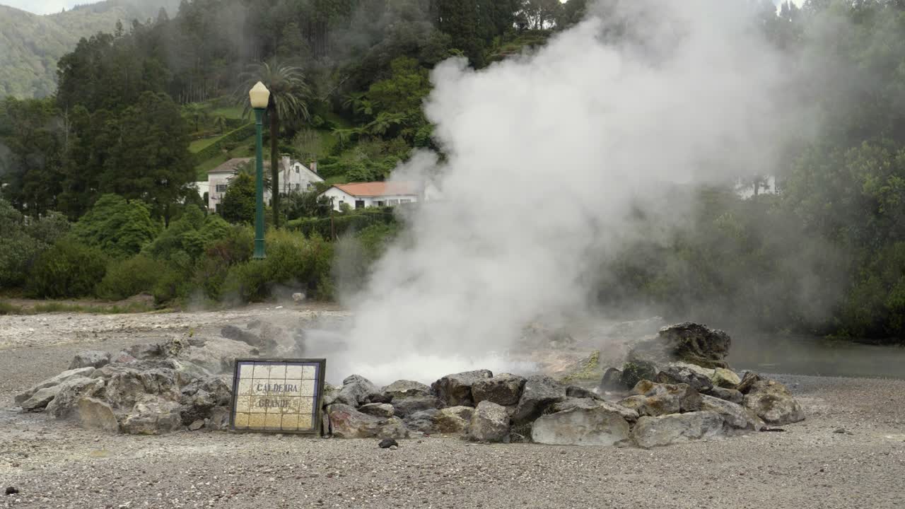 burbujeante fuente volcánica natural caliente con vapor que se eleva en las azores