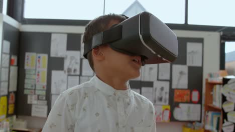 Vorderansicht-Eines-Asiatischen-Schülers,-Der-Im-Klassenzimmer-Der-Schule-Ein-Virtual-Reality-Headset-Verwendet,-4K