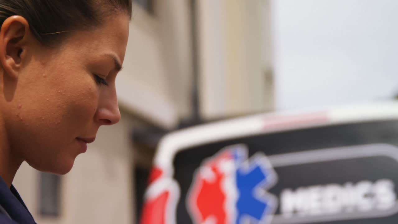 구급차 여성 이 클립보드 에 메모 를 쓰고 있다