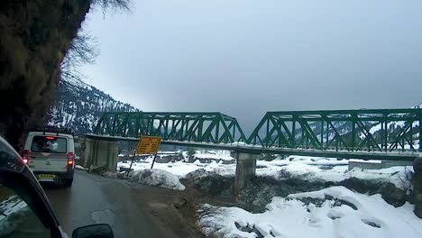 Bergstraße,-Die-Am-22.-März-2023-Tagsüber-Auf-Der-Autobahn-Manali-Leh-Ladakh-In-Himachal-Pradesh,-Indien,-Mit-Schnee-Von-Einem-Fahrenden-Auto-Bedeckt-Ist