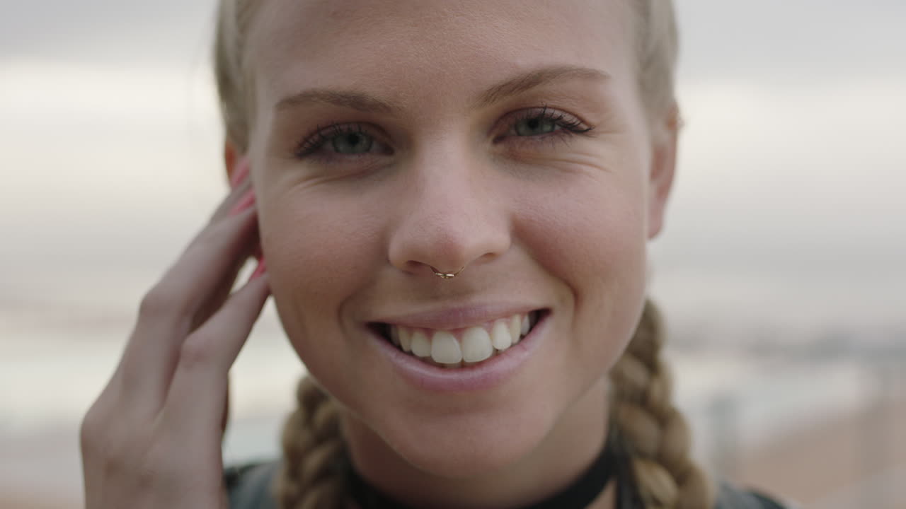 행복한 미소 짓는 여성 초상화 매력적인 금발 미소 감동적인 얼굴 매력