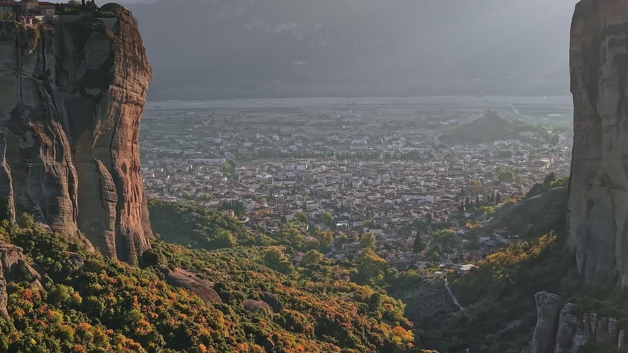 Vista della città sotto le formazioni rocciose in Grecia al tramonto