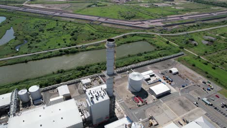 Grain-Chp-Power-Station-Kent-Uk-Schornsteinsturm-Beschädigt-Drohne-Aus-Der-Vogelperspektive