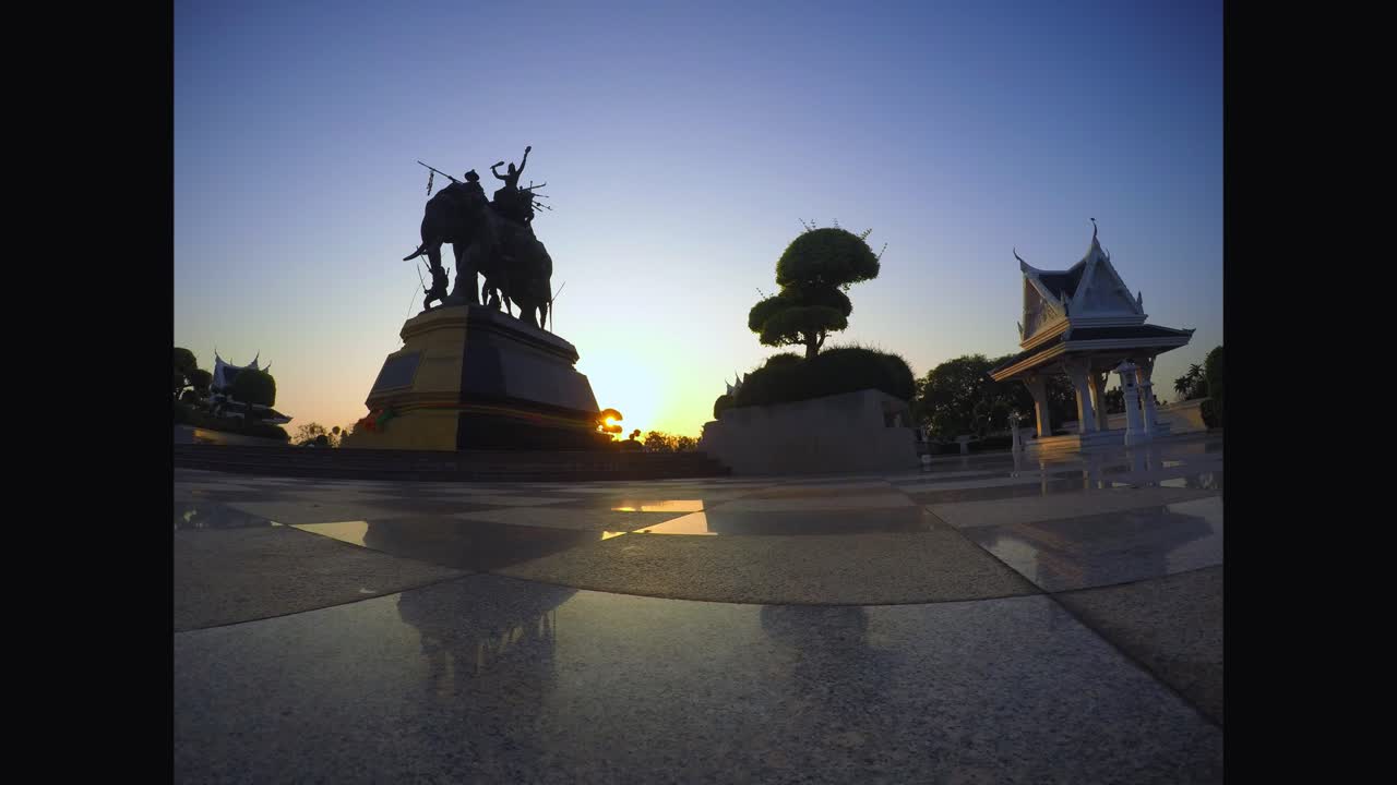 Shooting star passing over  monuments statue