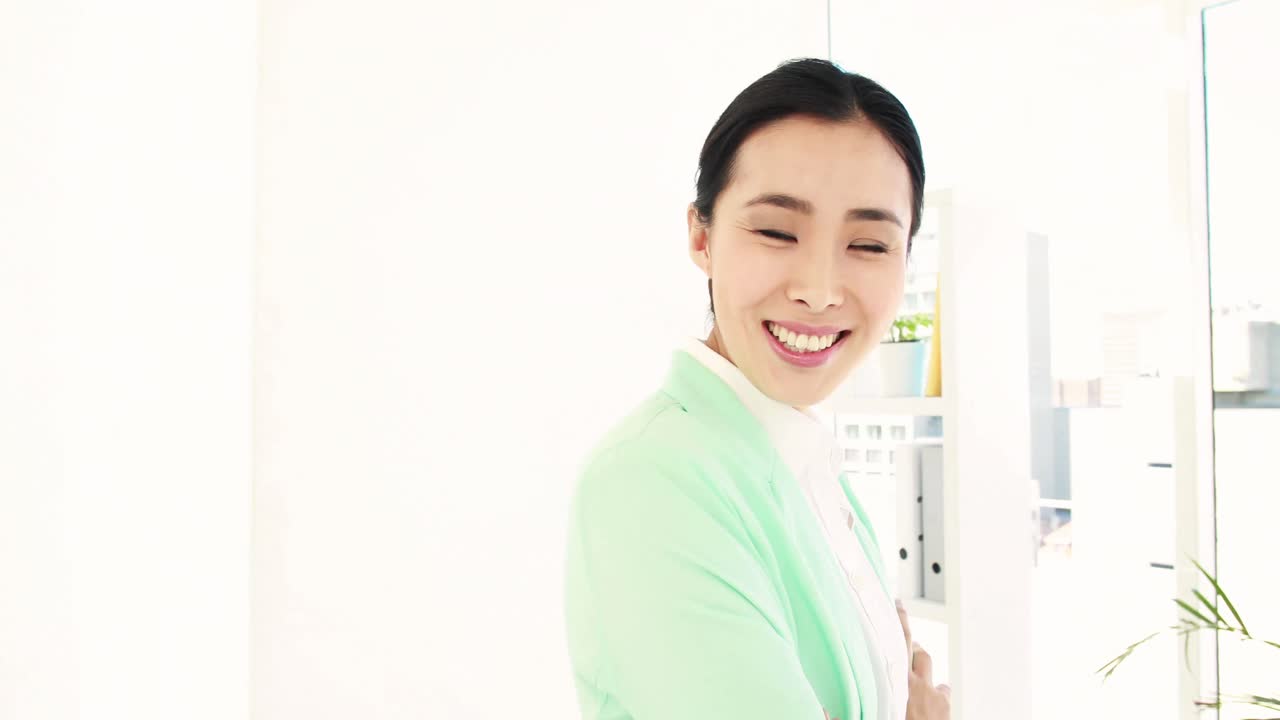 그녀의 사무실에서 아시아 사업가