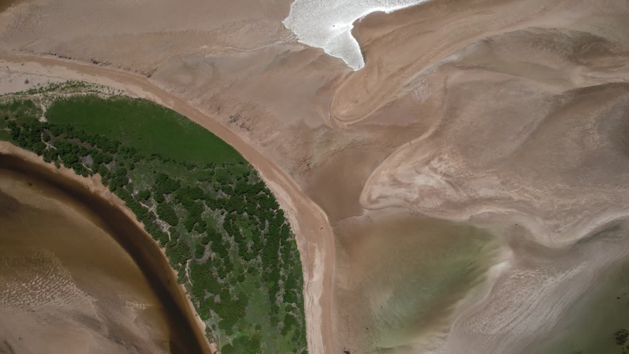volando sobre la playa de são miguel dos milagres en el estado de alagoas, brasil.