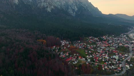 ciudad idílica en la parte inferior de las montañas bucegi en el condado de prahova, muntenia, rumania