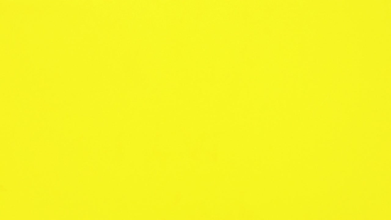 los accesorios de viajes y vacaciones aparecen en el tema amarillo.