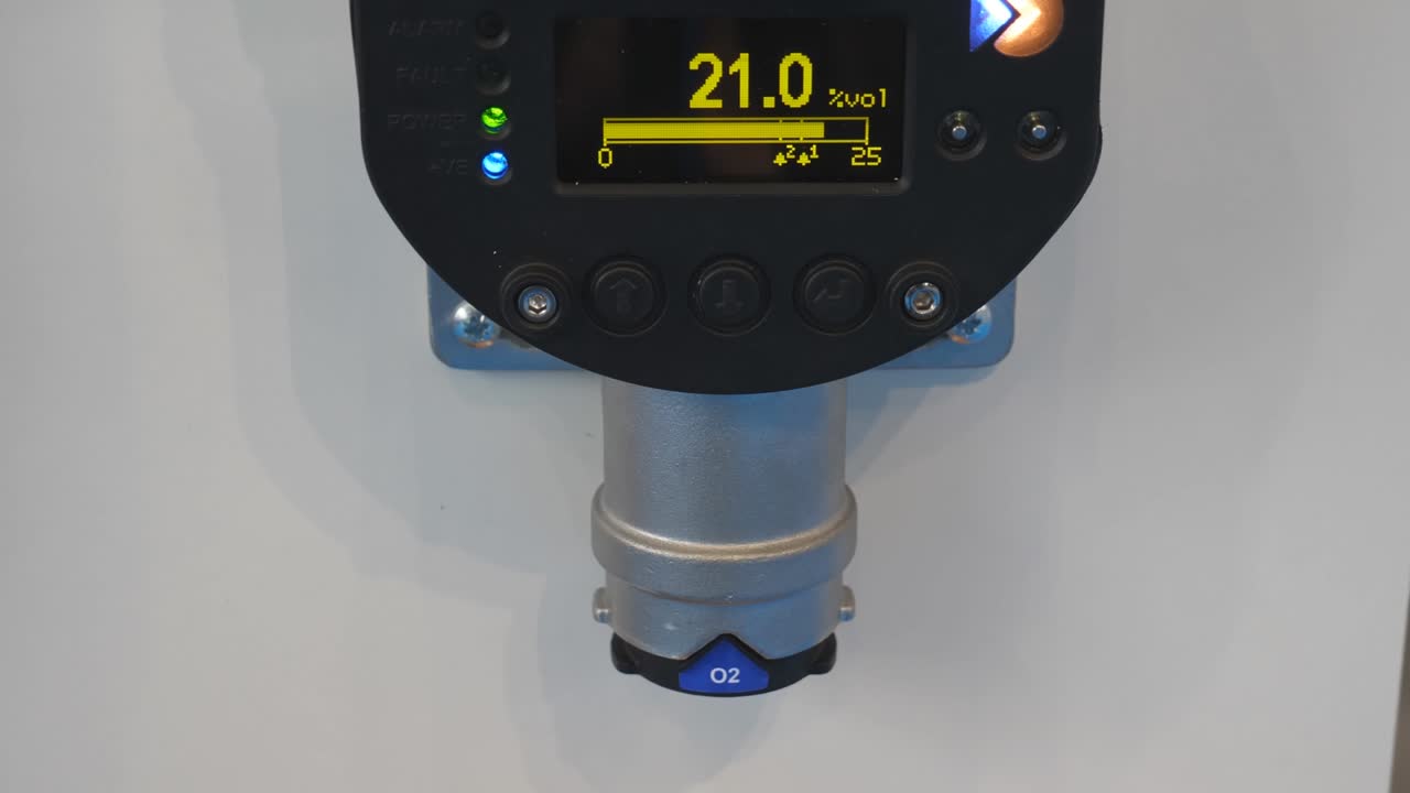 Gas detector display showing oxygen level