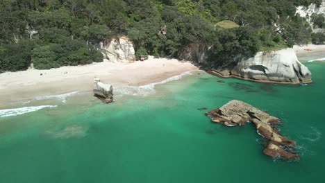 Crystal-clear-waters-of-the-famous-Cathedral-Cove-in-New-Zealand