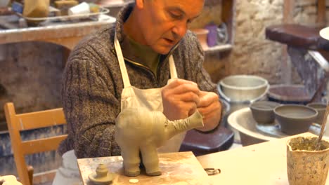 Alfarero-Trabajando-En-Escultura-De-Arcilla