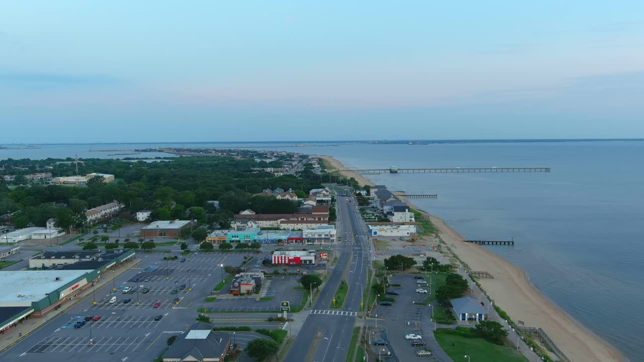 vuelo de avión no tripulado en ocean view en norfolk virginia se dirigió al oeste, a lo largo de la playa hacia el túnel del puente de hampton roads