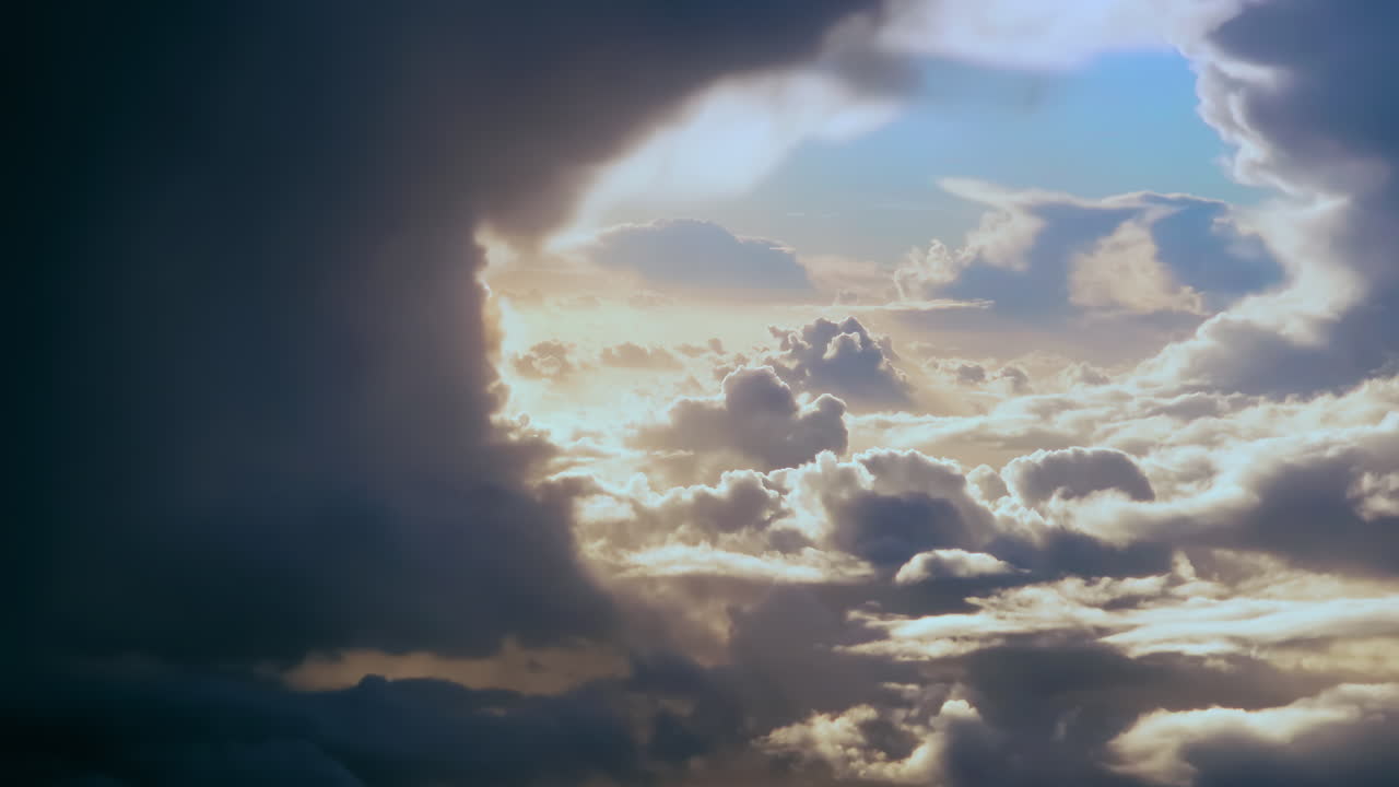 Sole che splende dietro le nuvole nel cielo
