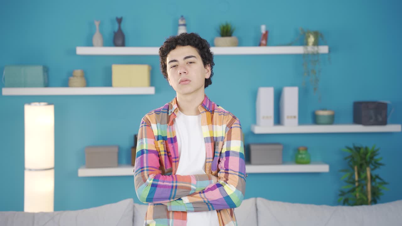 카메라를 보는 생각을 하는 소년.