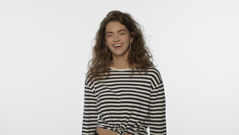 mujer joven sí gesto en el estudio. retrato de una chica feliz celebrando el éxito
