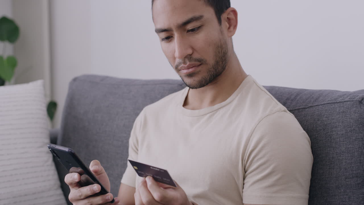 joven celebrando después de recibir un buen trato
