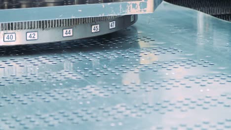trabajo en el taller de estampado de piezas metálicas en blanco. máquina de prensa de metal en acción