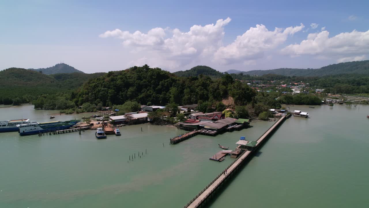 muelle de laem hin en un pequeño pueblo de pescadores alrededor de tailandia rodeado por el mar de andaman, aéreo
