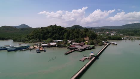 Muelle-De-Laem-Hin-En-Un-Pequeño-Pueblo-De-Pescadores-Alrededor-De-Tailandia-Rodeado-Por-El-Mar-De-Andaman,-Aéreo