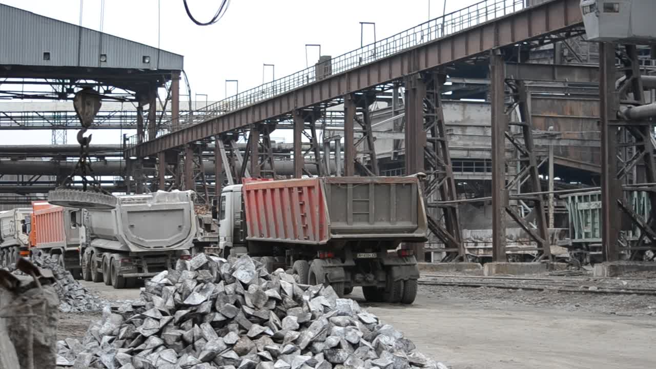 Lavorazione dell'acciaio. Carico di ghisa