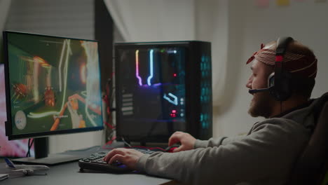 un jugador profesional enojado jugando juegos de disparos espaciales y perdiendo