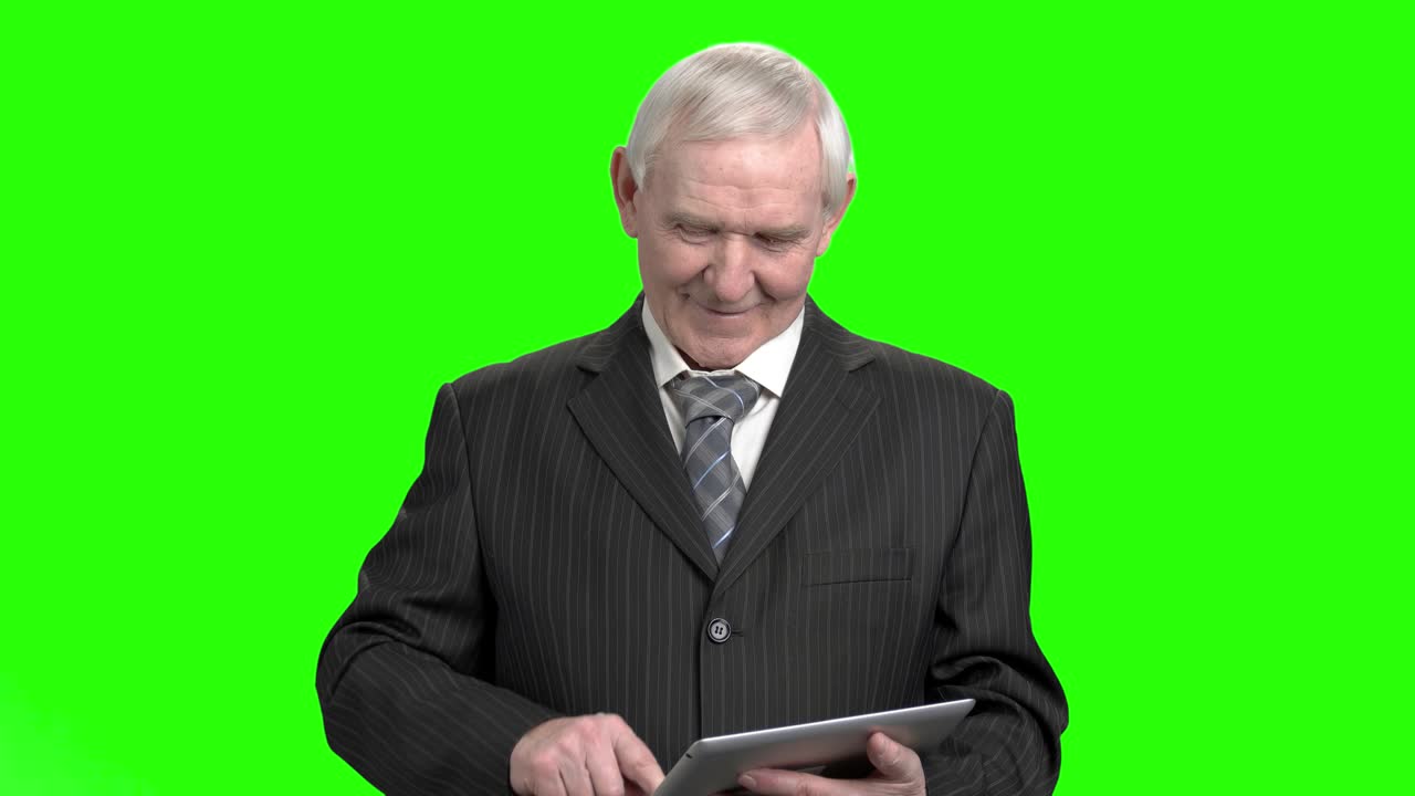 할아버지는 태블릿을 사용합니다.